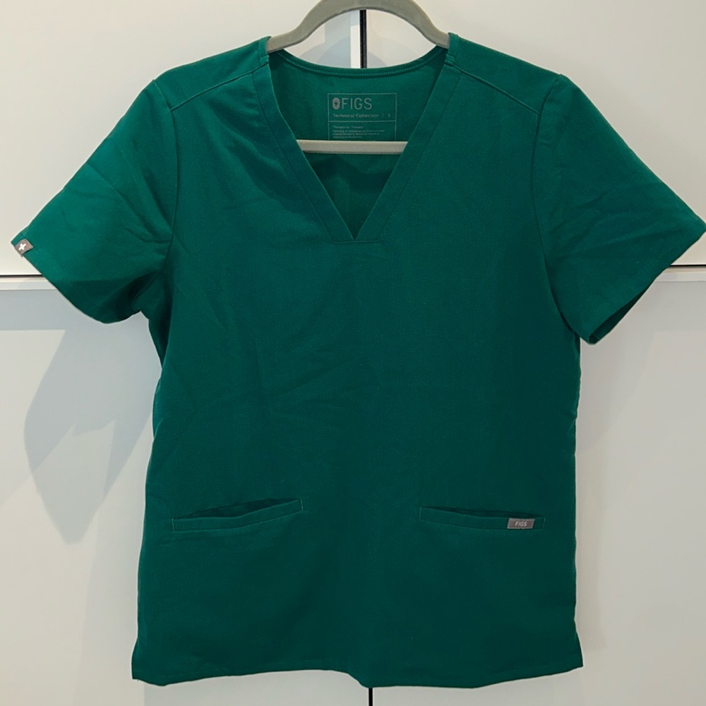 FIGS Casma Three-Pocket Scrub Top size S in Hunter Green